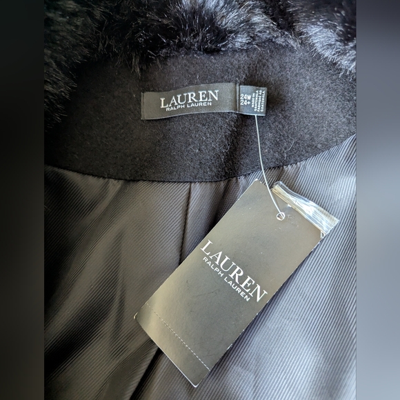 Elegant Black Coat with Faux Fur Collar - Picture 7 of 10